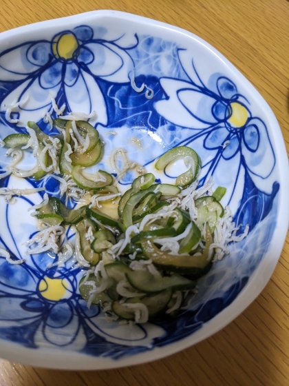 どんどん食べちゃう！キュウリとシラスの胡麻醤油和え