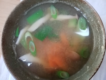 白菜と人参とねぎの味噌汁