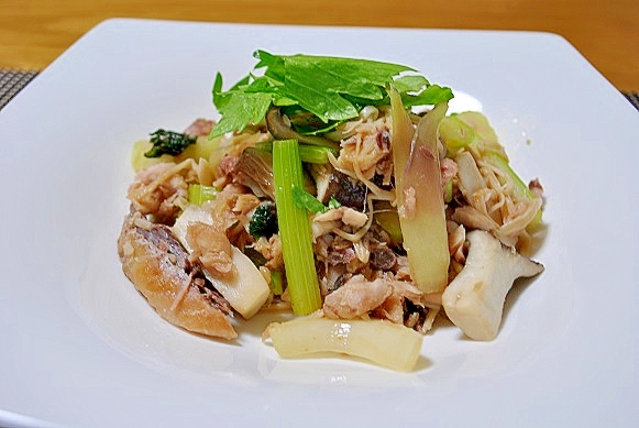 鯵とセロリときのこの炒め物
