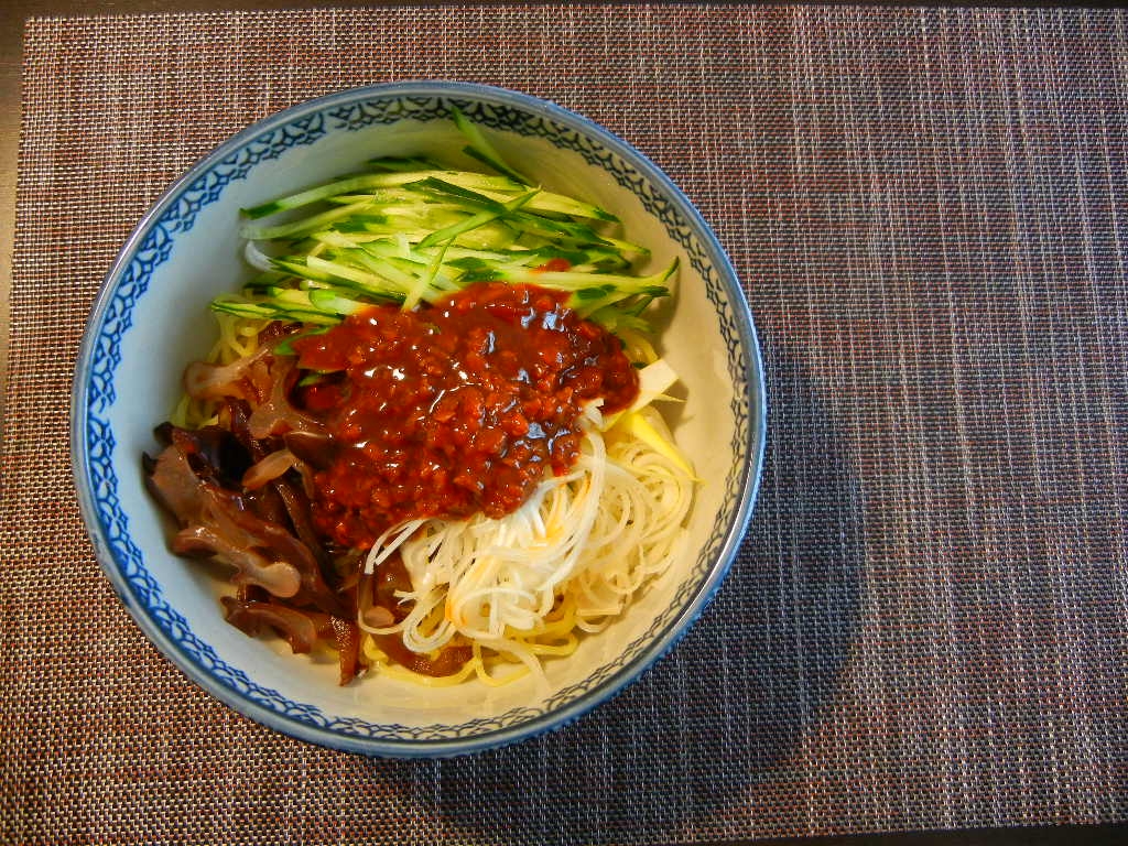 生きくらげのジャージャー麺