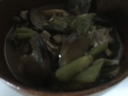 写真暗くてすいません。オクラと茄子、野菜高騰のこの折、割と夏野菜の最後のように安価でありますよね〜お財布救済でしかも斬新で、簡単美味しかったです〜(^o^)