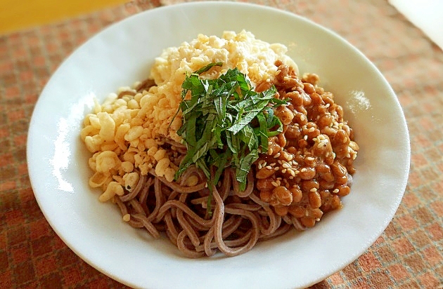 ゴマ油香る♪豆腐と納豆のせ冷やし蕎麦