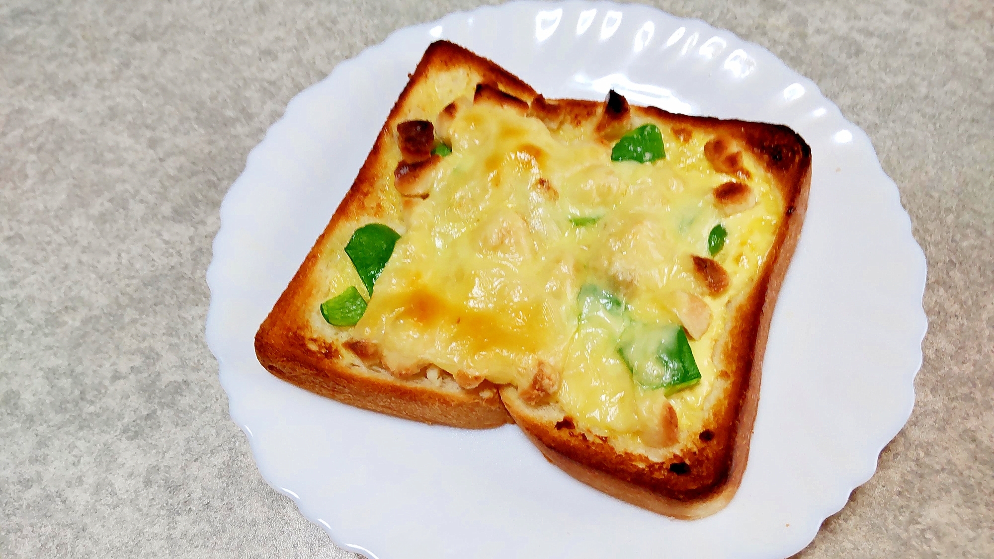 ナッツとピーマンのチーズトースト
