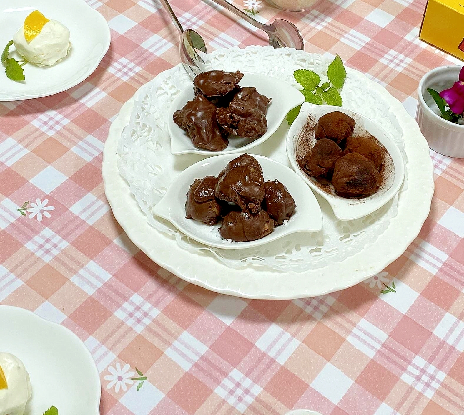 おもてなしに、三味の一口チョコレートケーキ