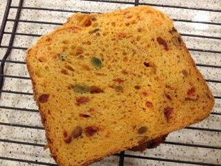 ドライトマトとピスタチオのパン