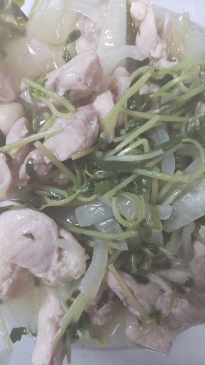 【レンジ調理】鶏ももと豆苗のレンジ蒸し【節約】