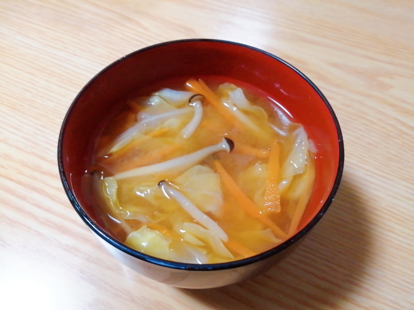 キャベツと人参としめじの味噌汁