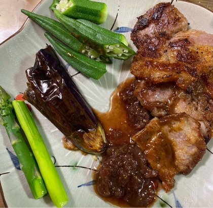 去年の夏に庭で収穫し冷凍しておいたイチジクを使いました。
簡単なのにとても美味しいソースになりました♪
