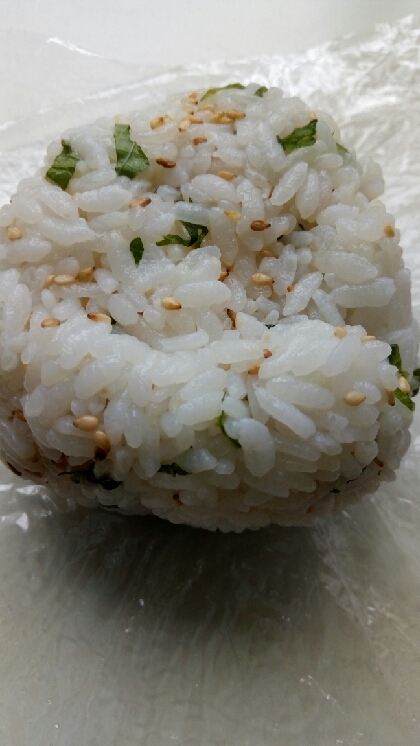 きざみ大葉たっぷりゴマ塩おむすび、質素に美味しく