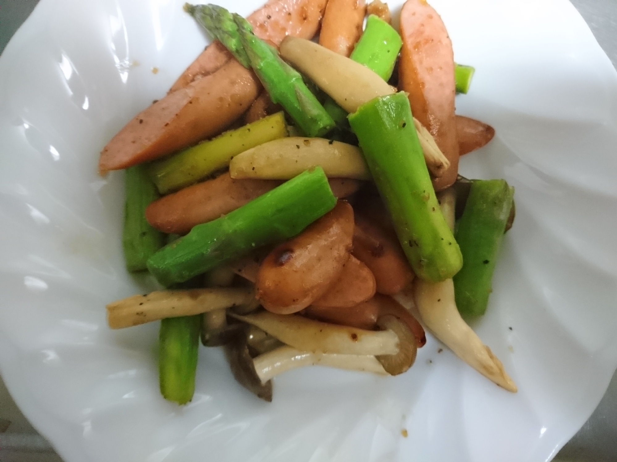 アスパラとウインナーとしめじの炒め物