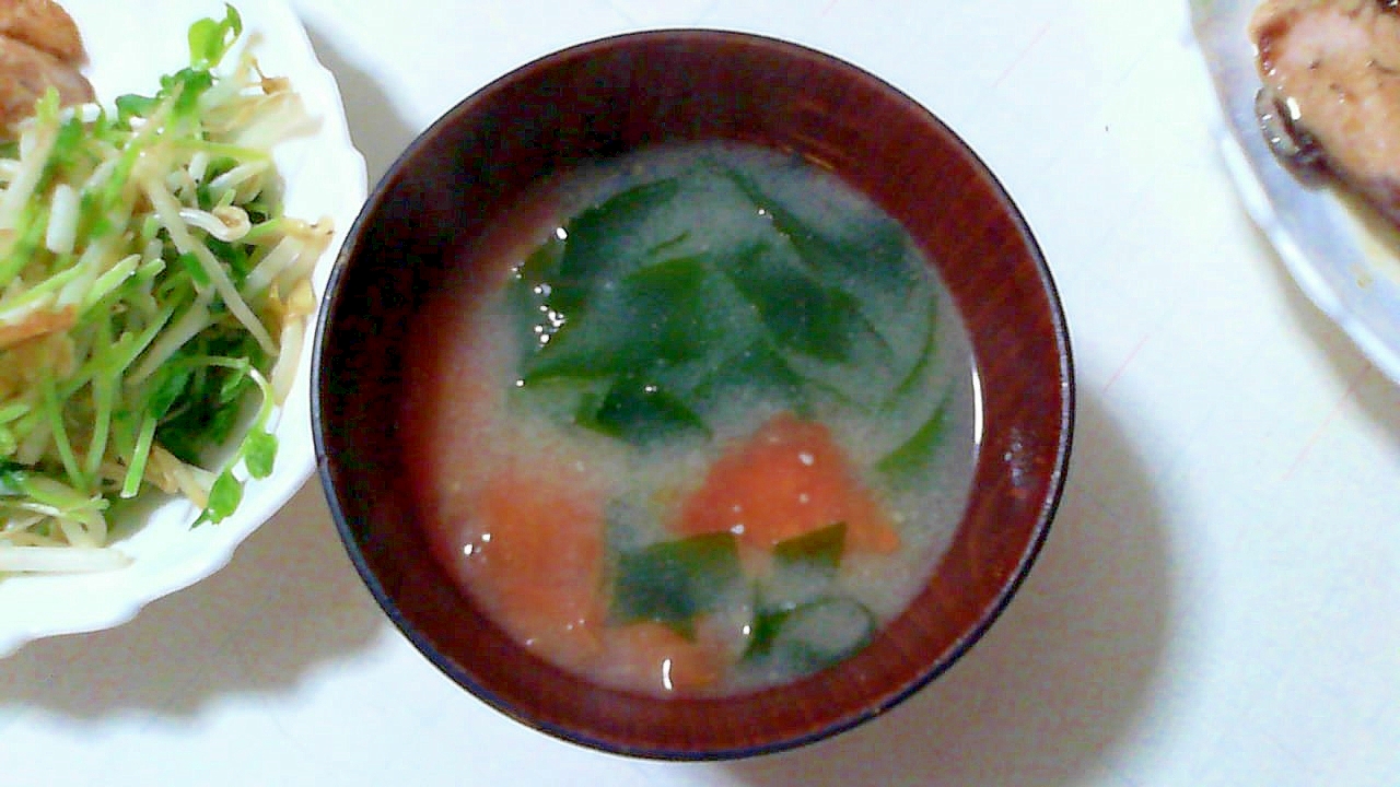 トマトとわかめの味噌汁