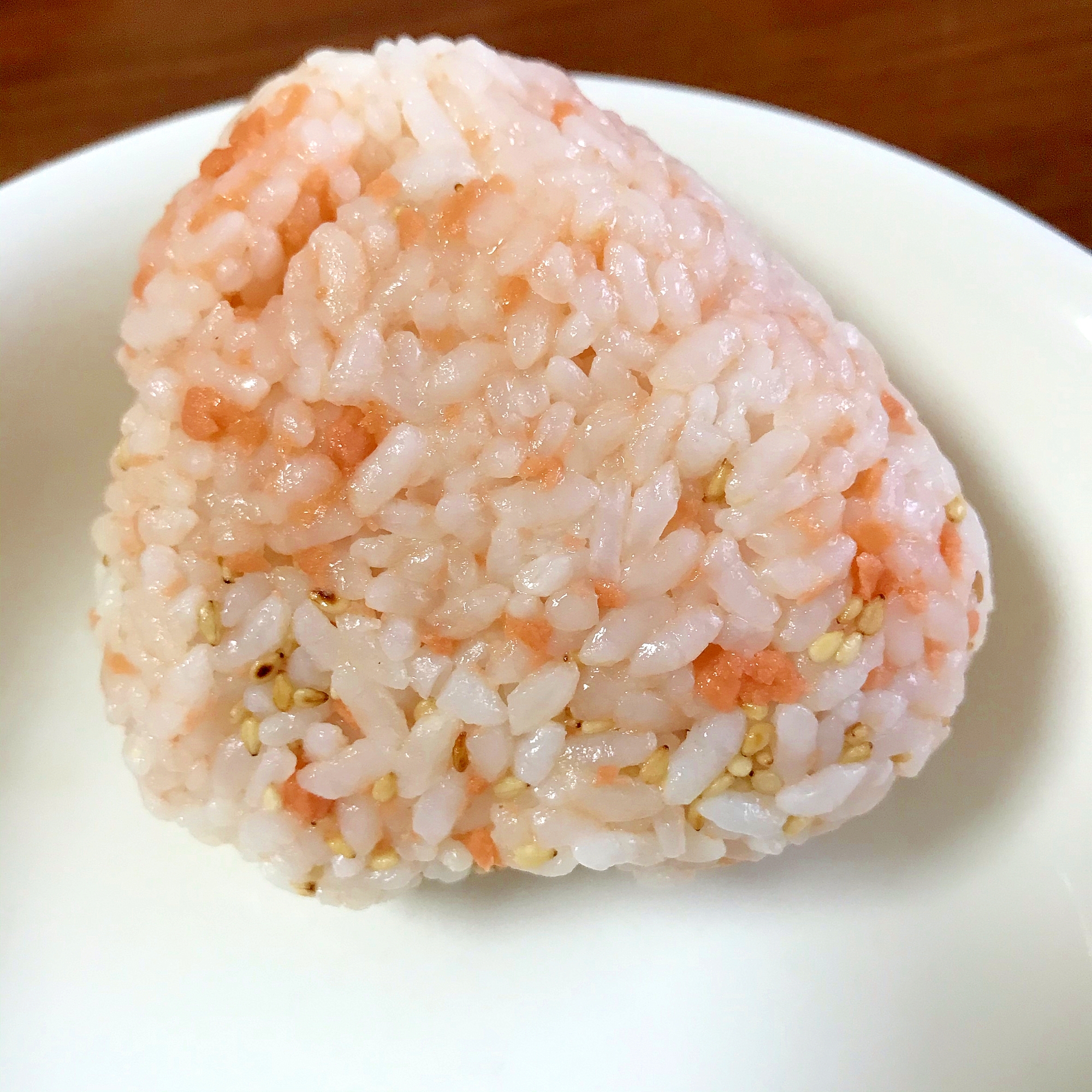 鮭フレークと白ごまのおにぎり～ごま油風味