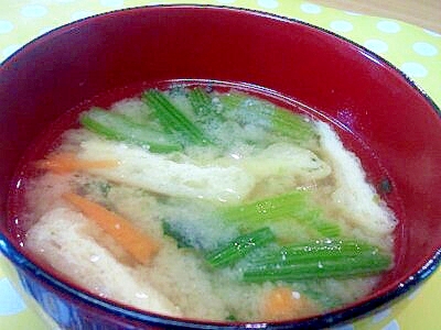 にんじんとほうれん草の味噌汁