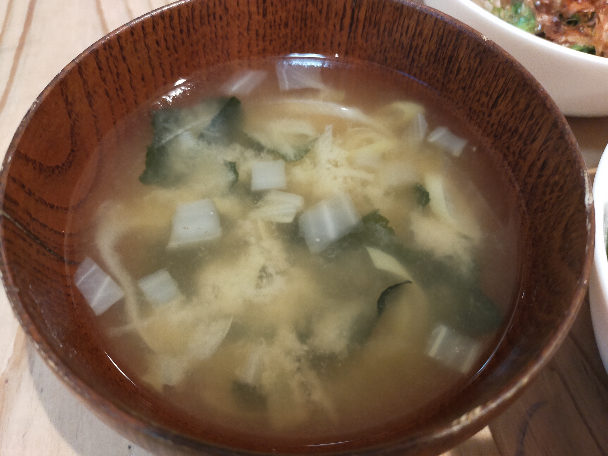 白ネギと白菜とわかめの味噌汁