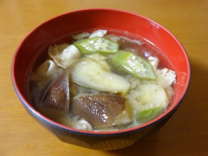 ごま油で炒めて美味しい♪茄子とおくらの田舎豚汁