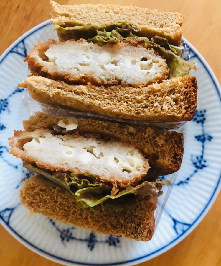 柚子胡椒ソースでメンチカツサンド