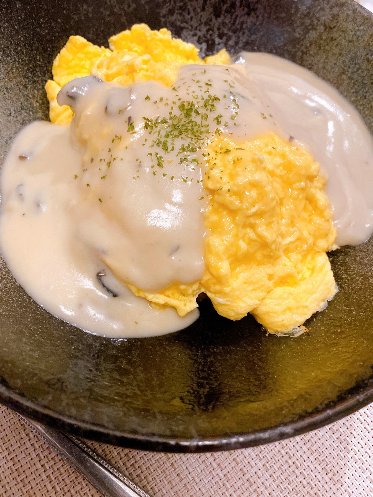 ふわとろ卵！カレーピラフのホワイトソースオムライス
